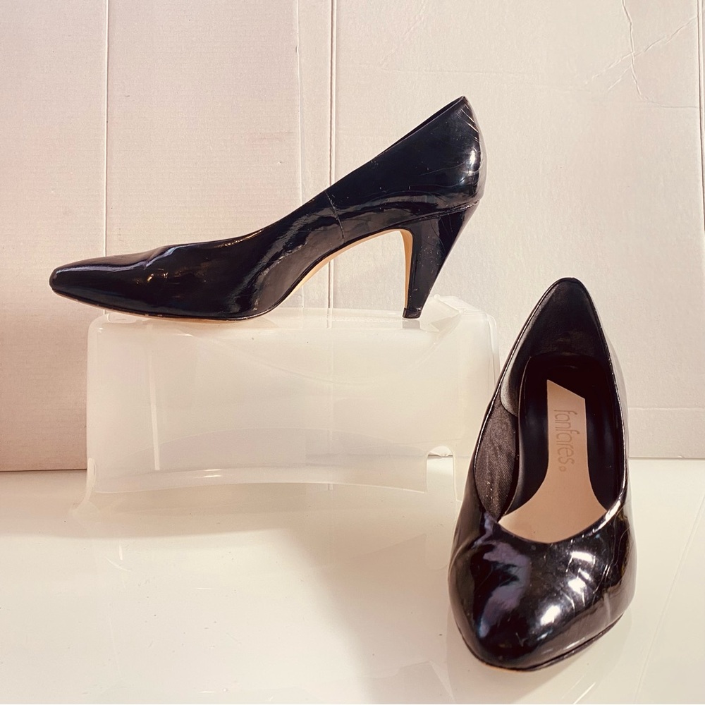 Vintage Fanfares Black faux Leather Pointed Toe Size 8B
Slip on Dress Pumps
